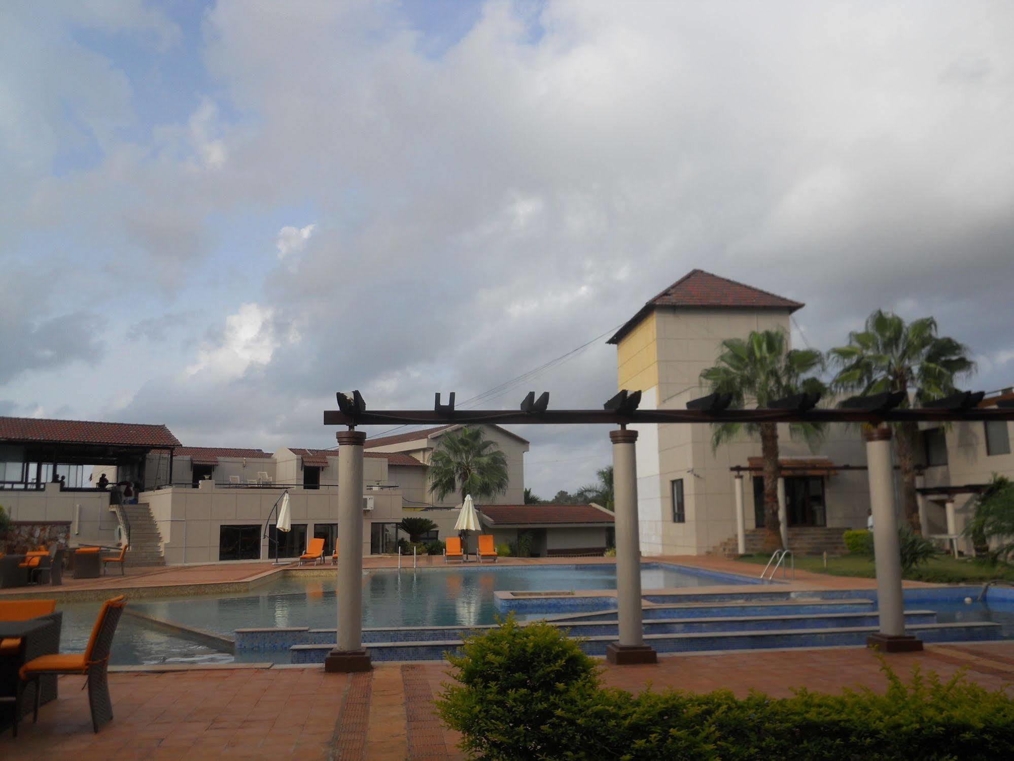 Cotton County Club And Resort Хубли Екстериор снимка