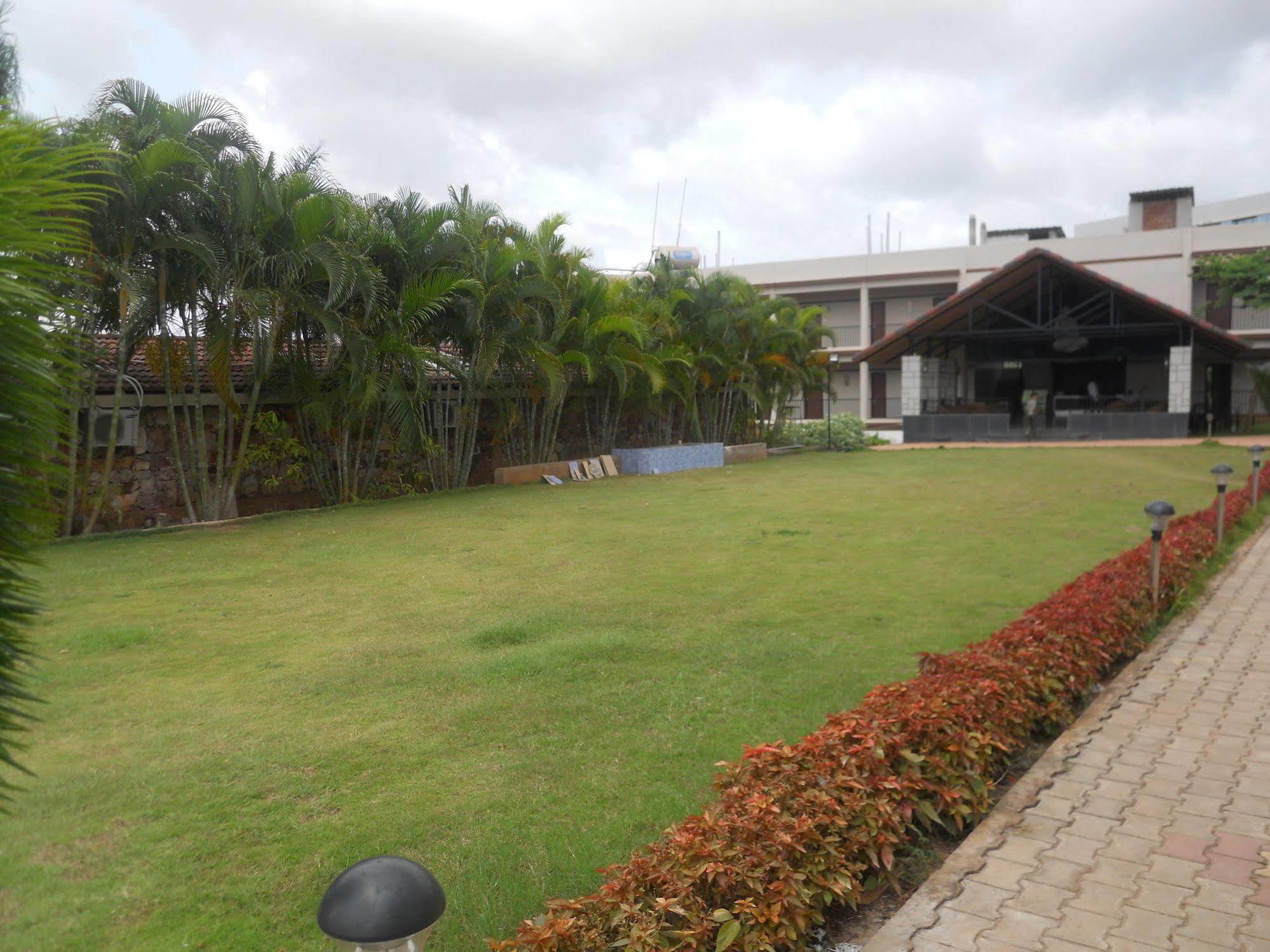 Cotton County Club And Resort Хубли Екстериор снимка