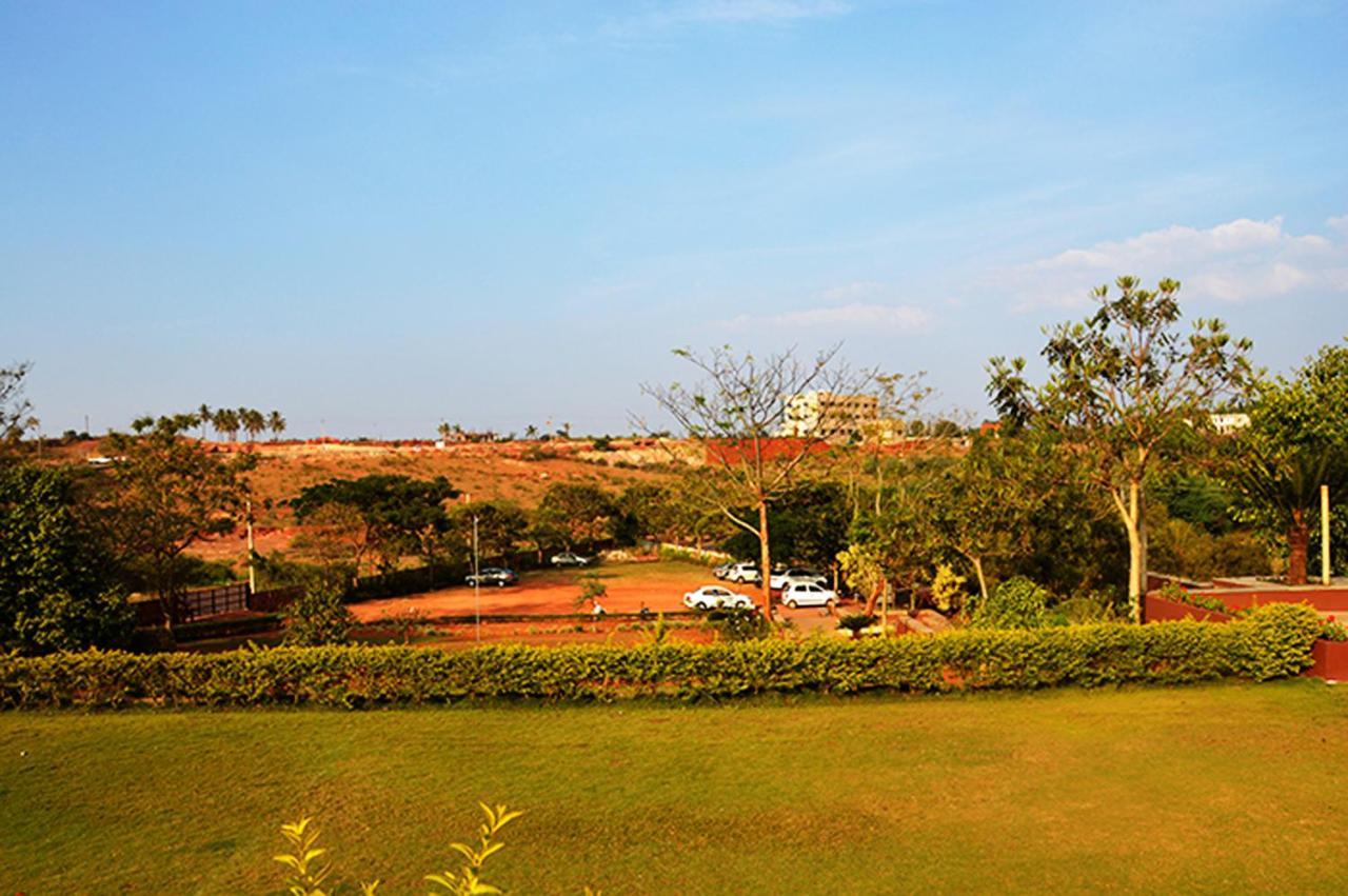 Cotton County Club And Resort Хубли Екстериор снимка