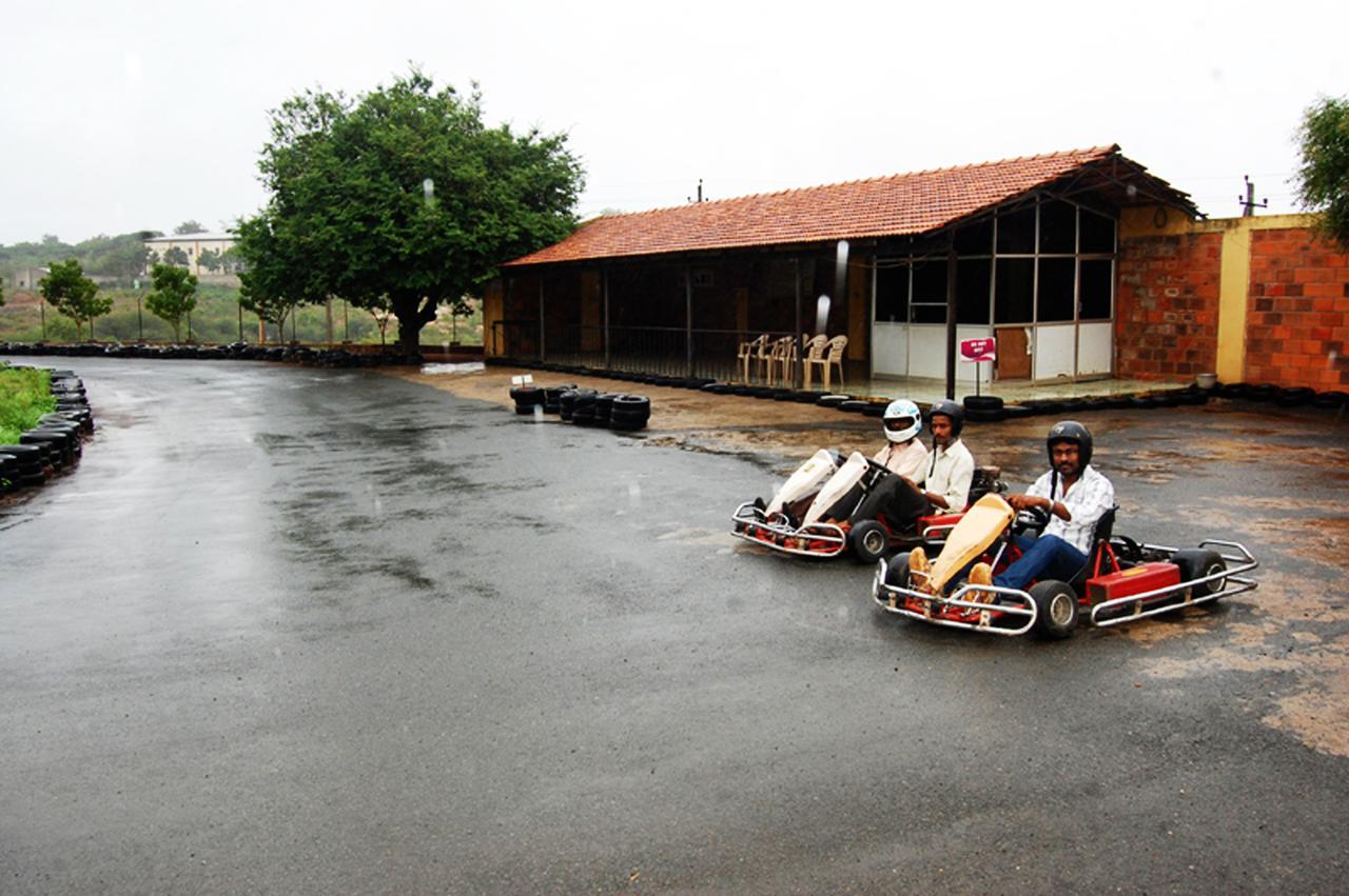 Cotton County Club And Resort Хубли Екстериор снимка