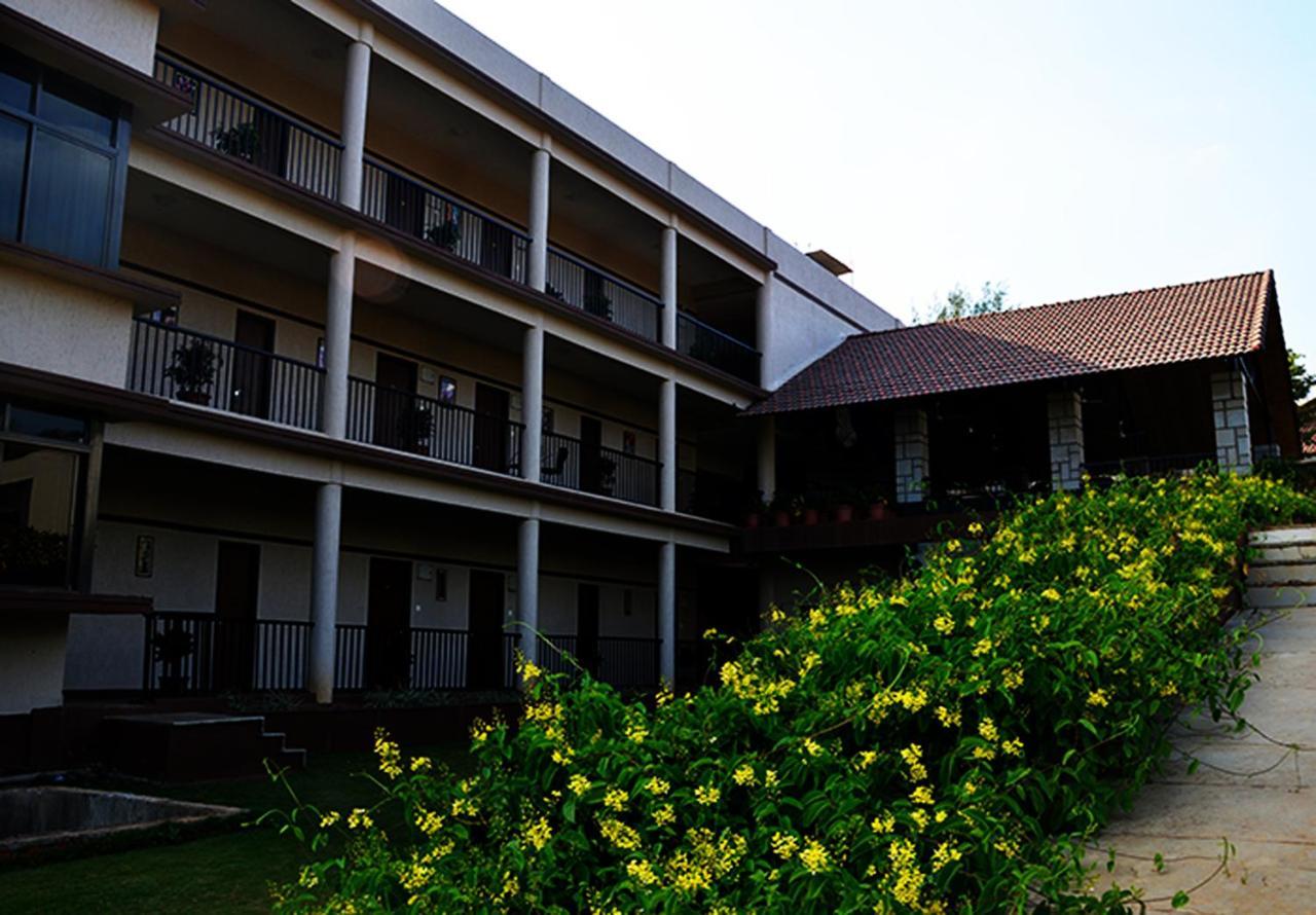 Cotton County Club And Resort Хубли Екстериор снимка